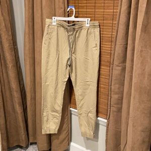 Men’s khaki joggers with drawstring and pockets